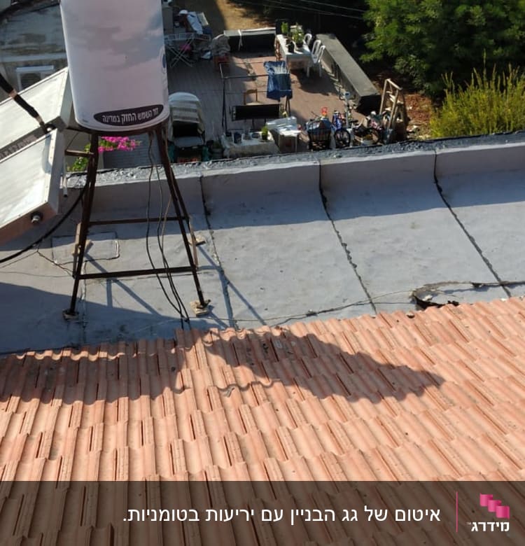 גג עם רעפים, קולטי שמש ודוד מים
